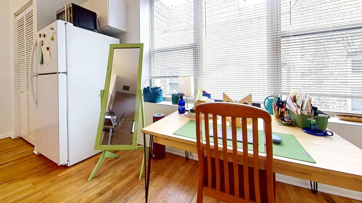 Apartment for rent at 900 W Gunnison St, Chicago, IL 60640