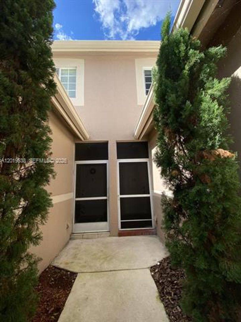 Townhouse for rent at 2041 Pompeii Court, Fort Lauderdale, FL 33327