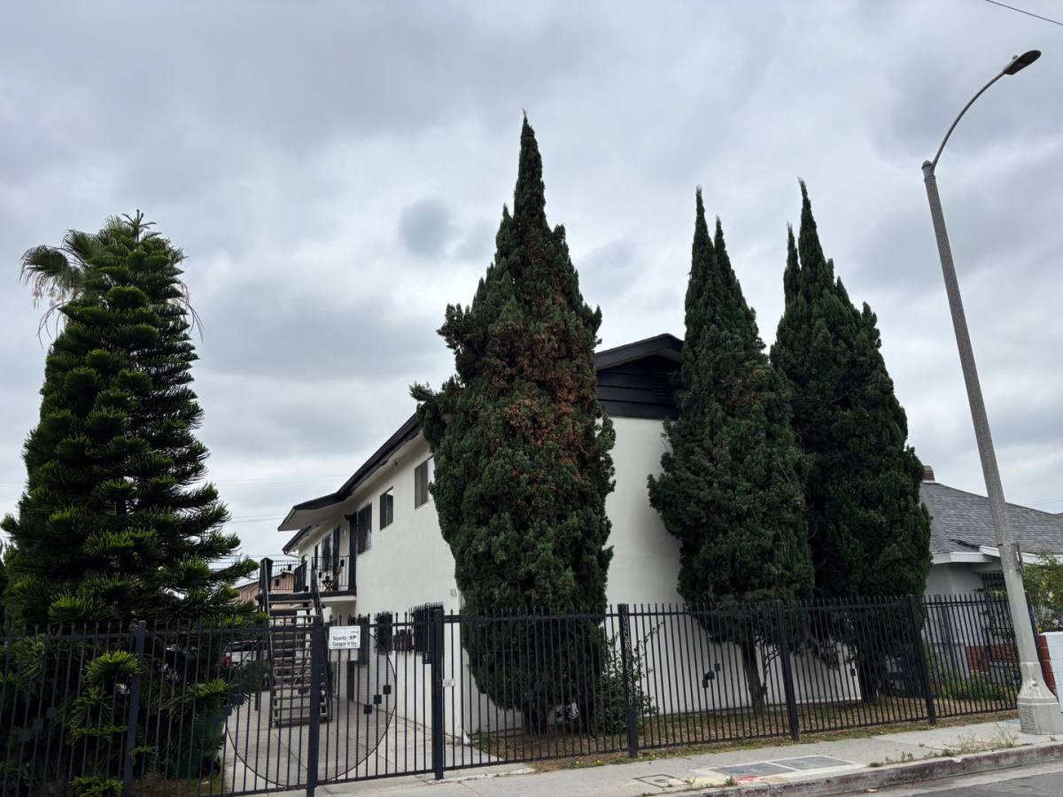 Apartment for rent at 1406 Exposition Blvd, Los Angeles, CA 90018