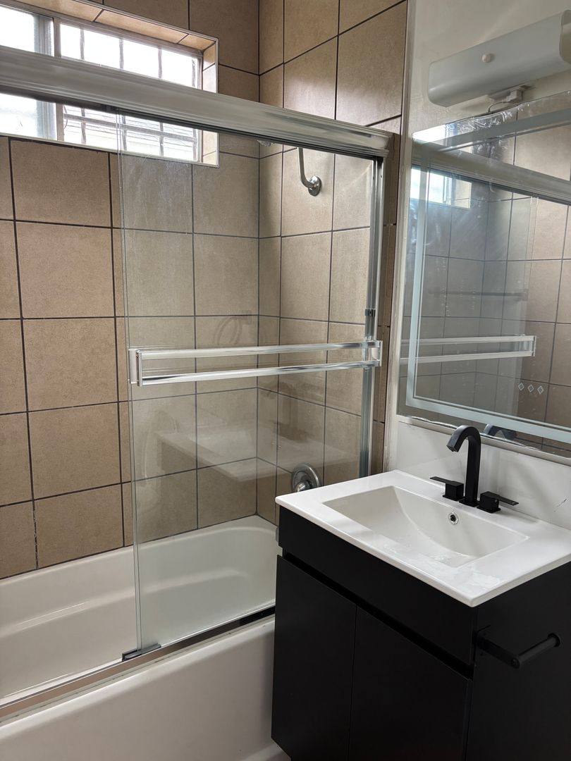 Apartment for rent at 1406 Exposition Blvd, Los Angeles, CA 90018