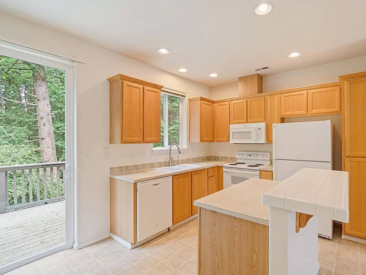 Townhouse for rent at 9215 SW Sweek Dr, Tualatin, OR 97062