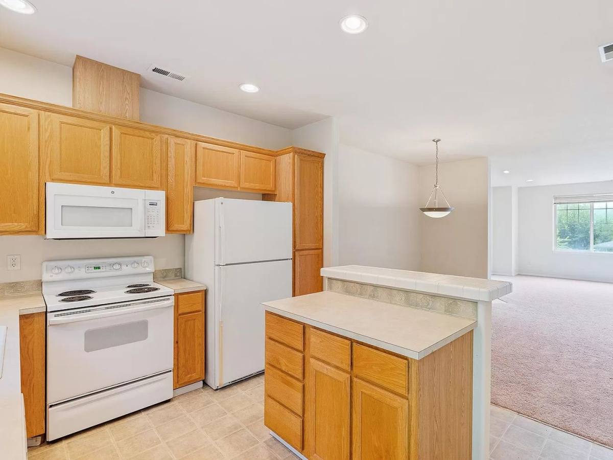 Townhouse for rent at 9215 SW Sweek Dr, Tualatin, OR 97062