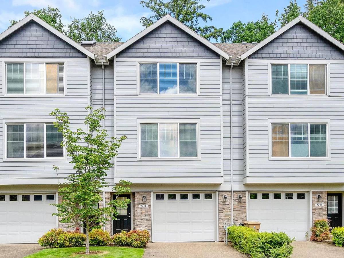 Townhouse for rent at 9215 SW Sweek Dr, Tualatin, OR 97062