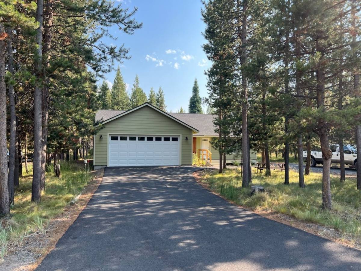 House for rent at 17447 Auklet Dr, Bend, OR 97707