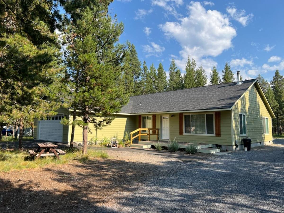 House for rent at 17447 Auklet Dr, Bend, OR 97707