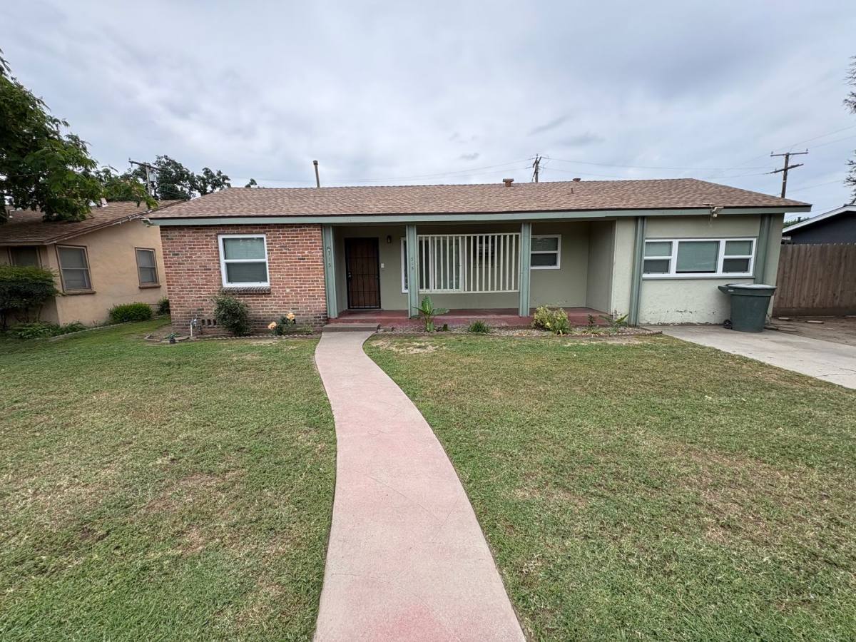 House for rent at 315 W Kaweah Ave, Visalia, CA 93277