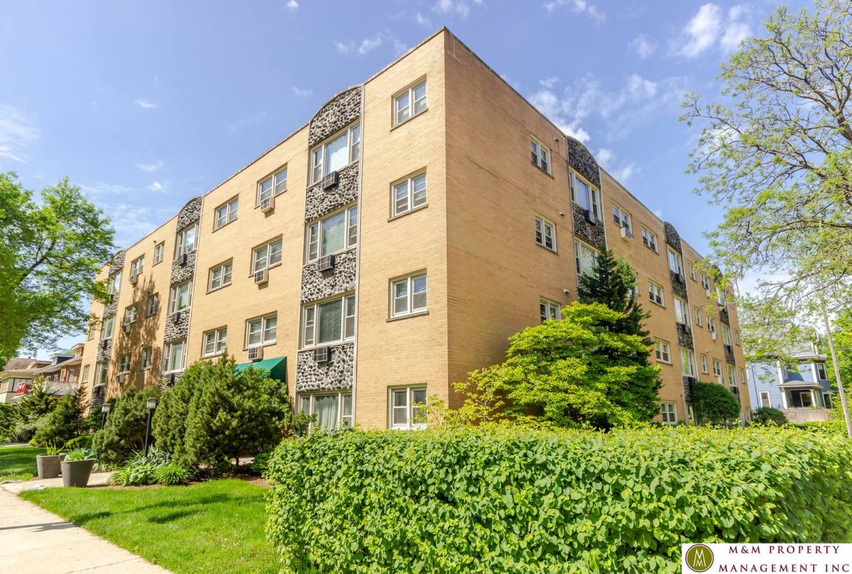 Apartment for rent at 209 S Oak Park Ave, Oak Park, IL 60302