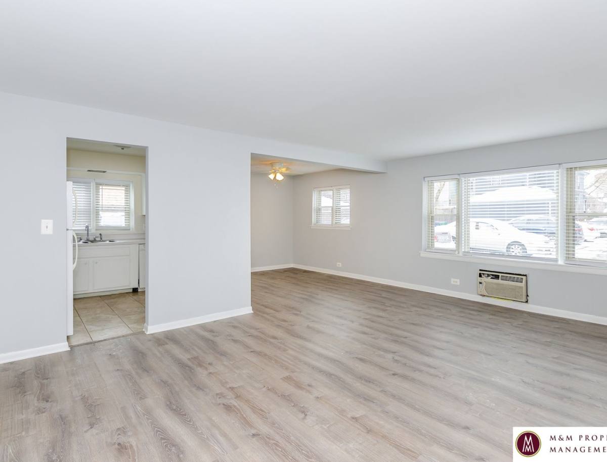 Apartment for rent at 209 S Oak Park Ave, Oak Park, IL 60302