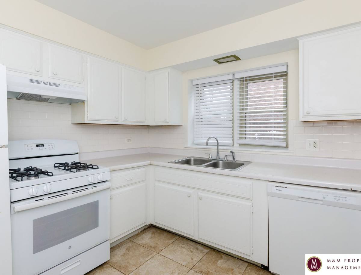 Apartment for rent at 209 S Oak Park Ave, Oak Park, IL 60302