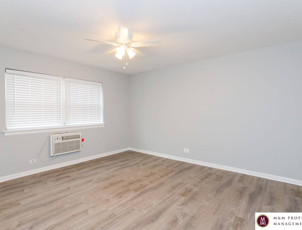 Apartment for rent at 209 S Oak Park Ave, Oak Park, IL 60302