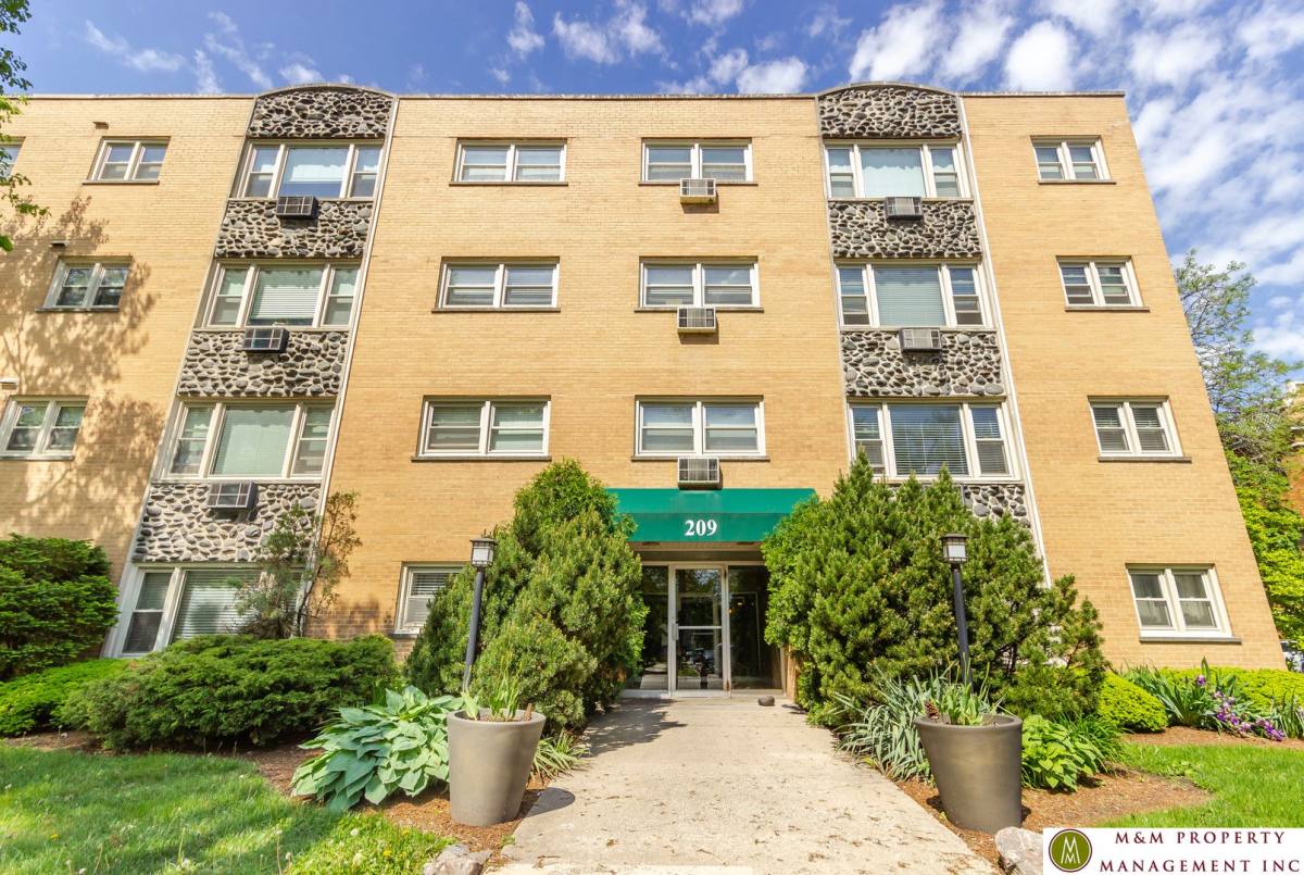 Apartment for rent at 209 S Oak Park Ave, Oak Park, IL 60302