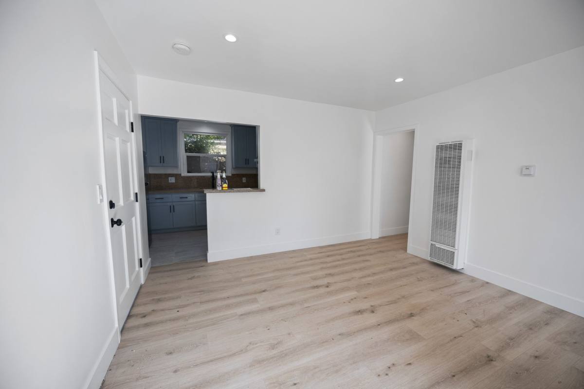 Apartment for rent at 616 Sunset Ave, Venice, CA 90291