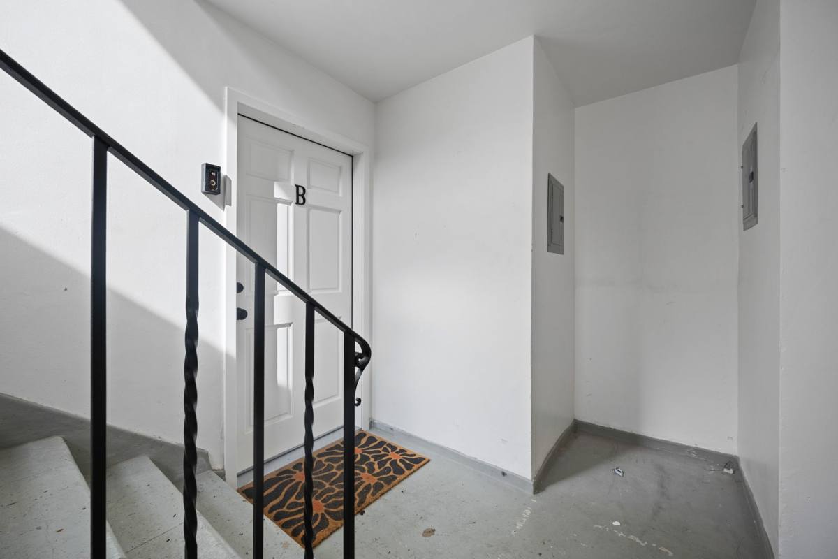 Apartment for rent at 616 Sunset Ave, Venice, CA 90291