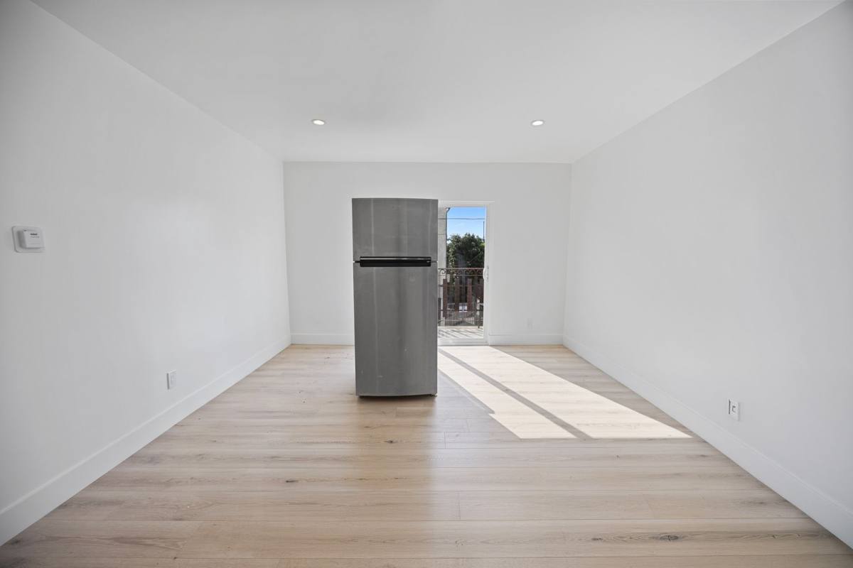 Apartment for rent at 616 Sunset Ave, Venice, CA 90291
