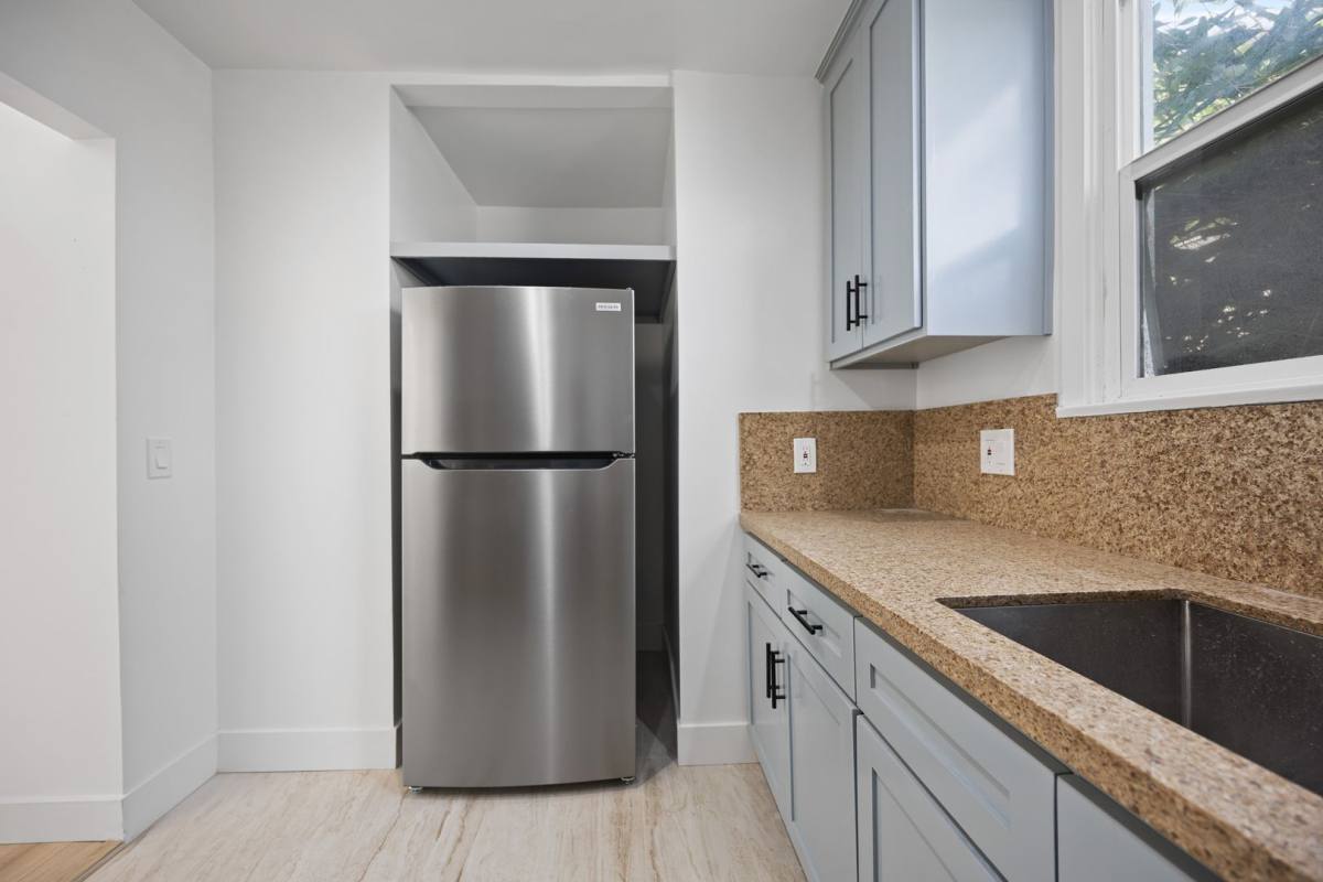 Apartment for rent at 616 Sunset Ave, Venice, CA 90291
