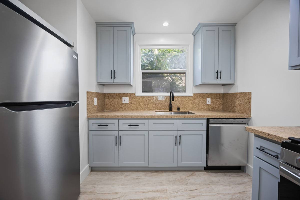 Apartment for rent at 616 Sunset Ave, Venice, CA 90291