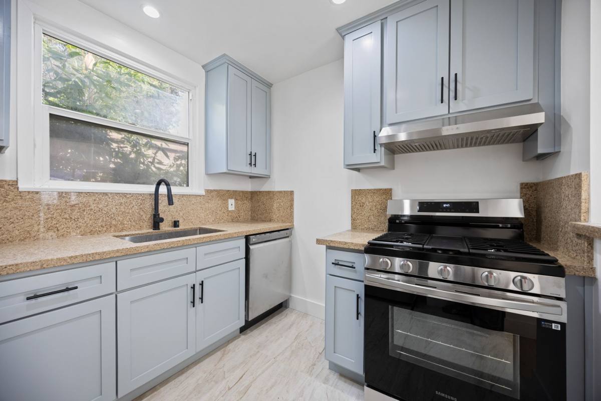 Apartment for rent at 616 Sunset Ave, Venice, CA 90291