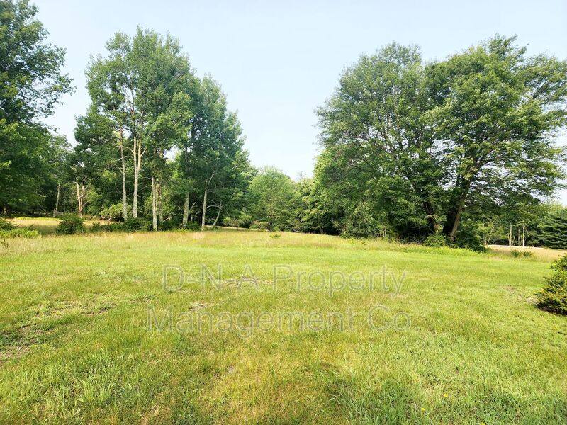 Apartment for rent at 520 Post Hill Rd #202, Henryville, PA 18332