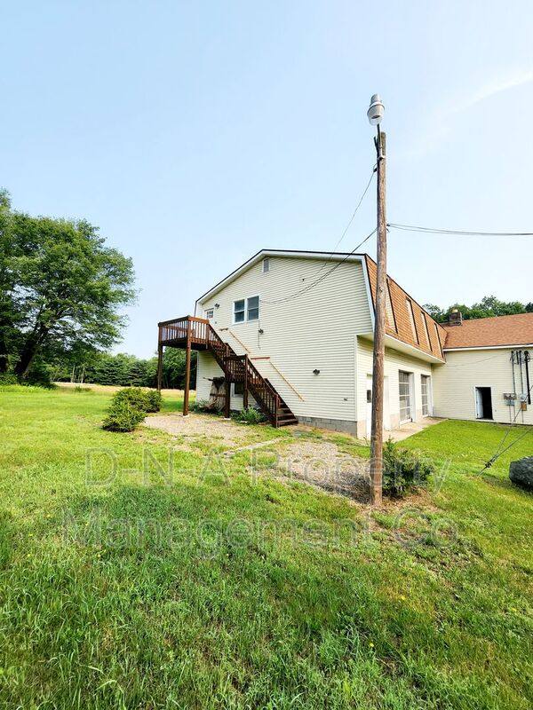 Apartment for rent at 520 Post Hill Rd #202, Henryville, PA 18332