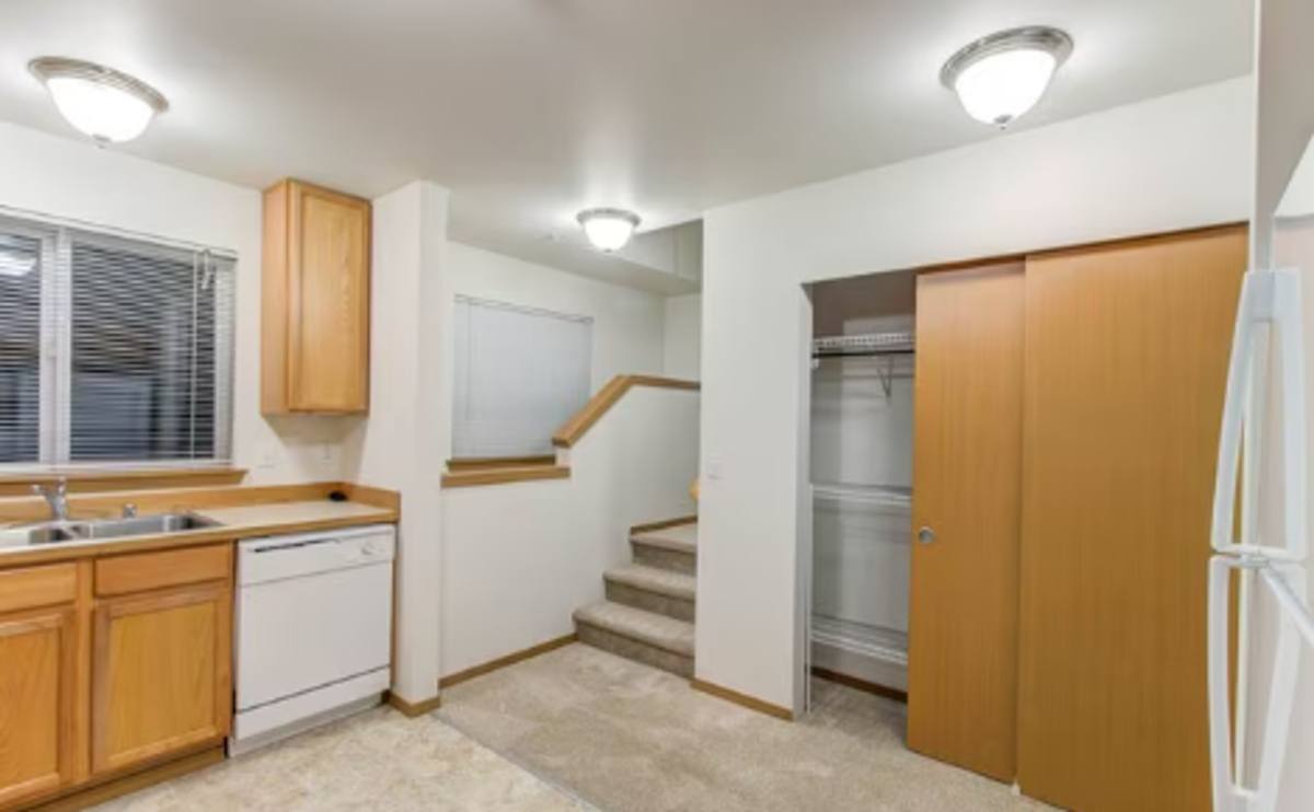 Apartment for rent at 215 23rd Ave SW, Puyallup, WA 98371
