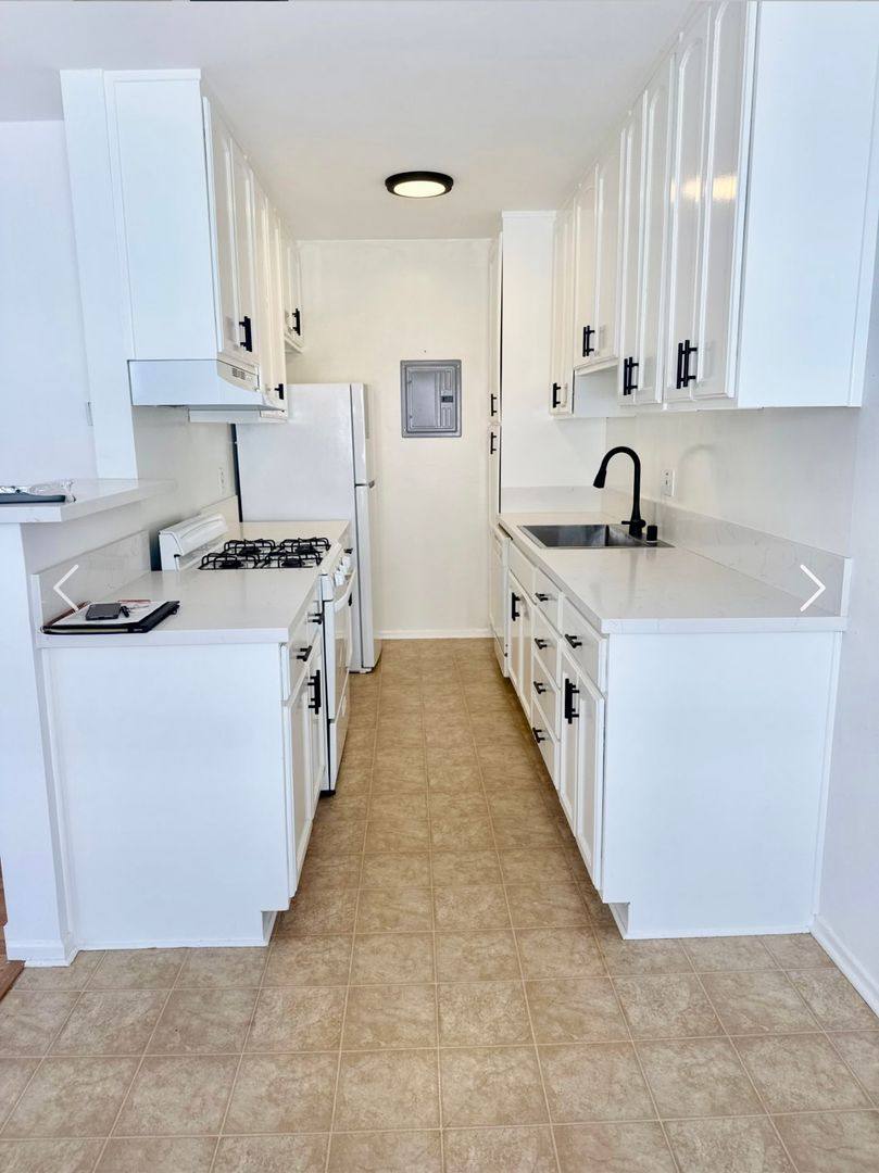 Apartment for rent at 1711 Granville Ave, Los Angeles, CA 90025