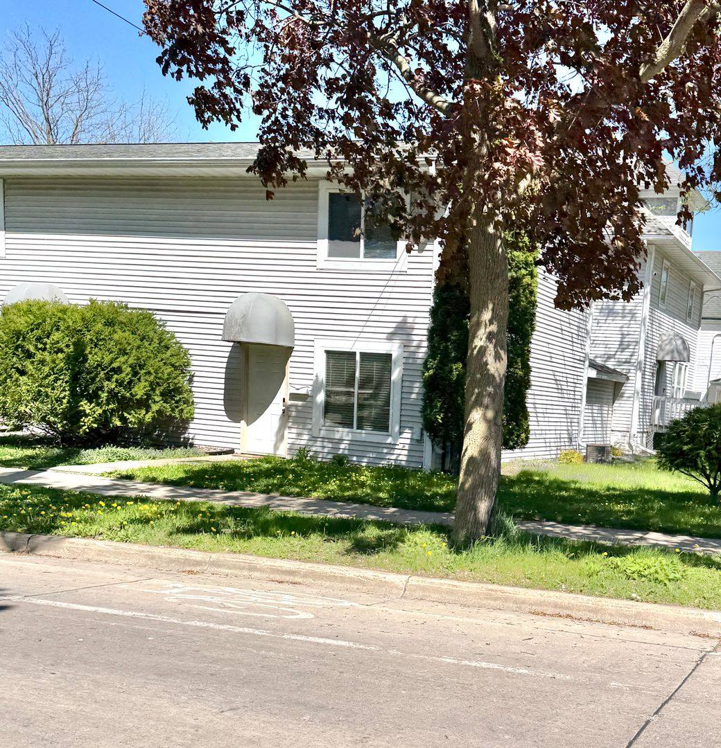 Townhouse for rent at 4-8-12 11th Ave NW, Rochester, MN 55901
