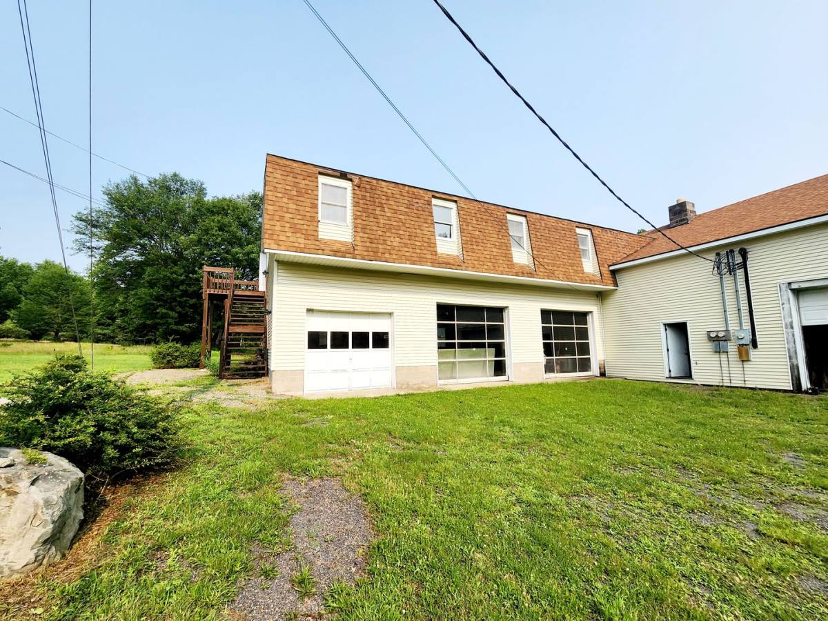 Apartment for rent at 520-524 Post Hill Rd, Henryville, PA 18332