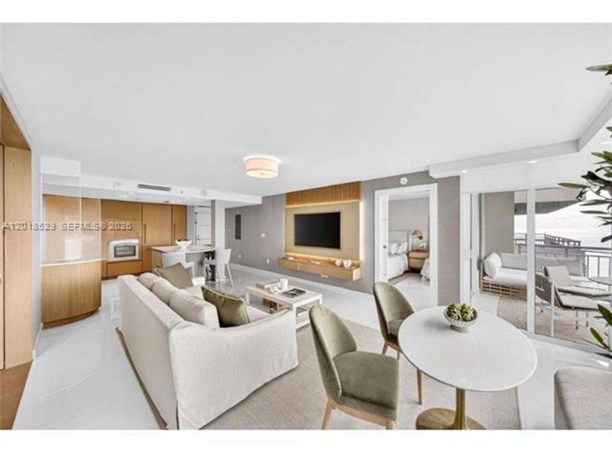 Apartment for rent at 400 S Pointe Dr, Miami Beach, FL 33139