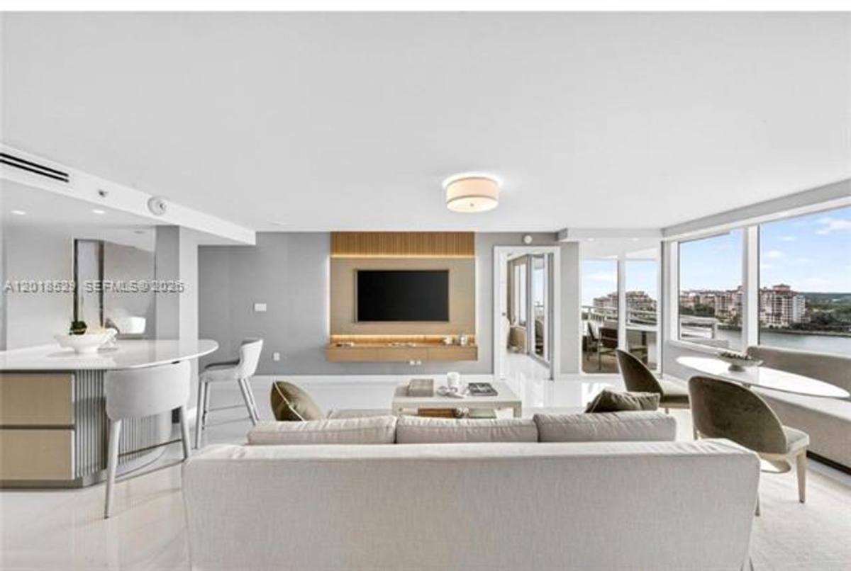 Apartment for rent at 400 S Pointe Dr, Miami Beach, FL 33139