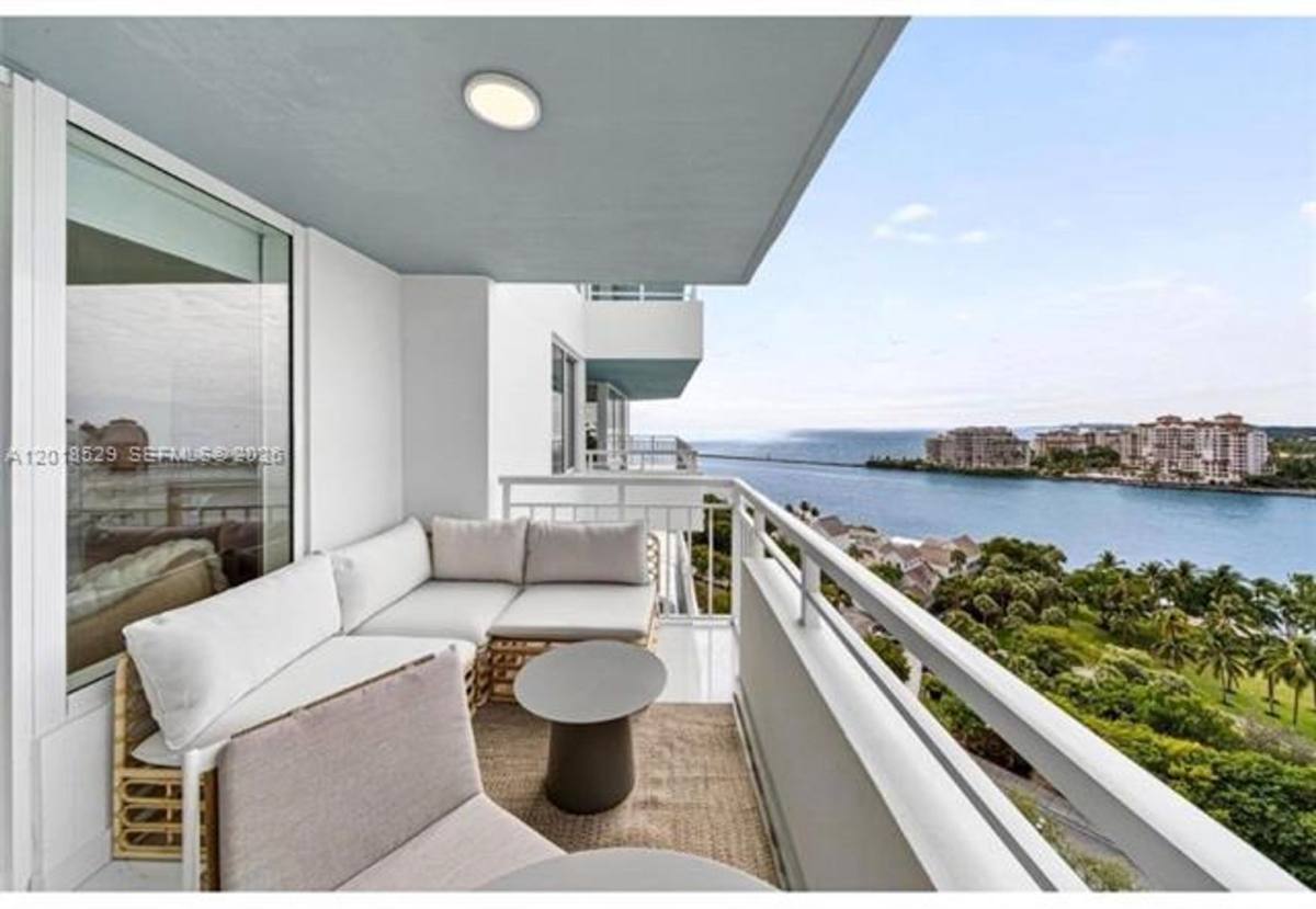 Apartment for rent at 400 S Pointe Dr, Miami Beach, FL 33139