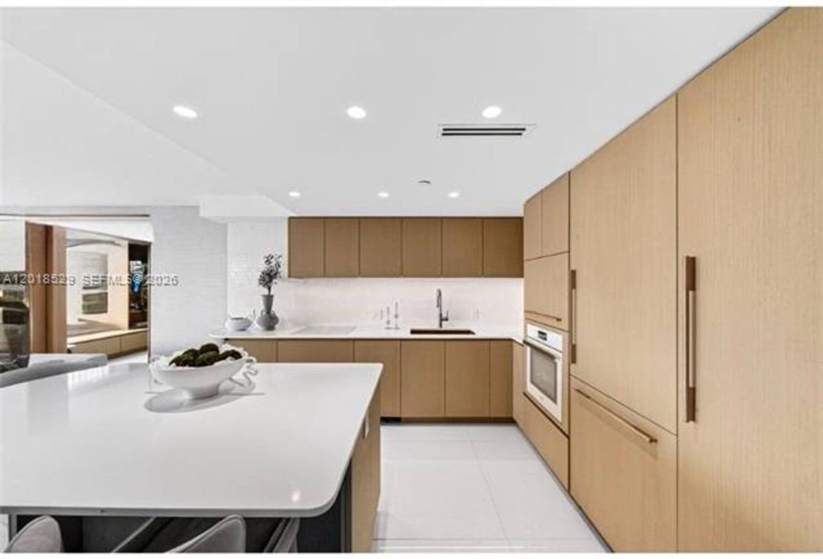 Apartment for rent at 400 S Pointe Dr, Miami Beach, FL 33139