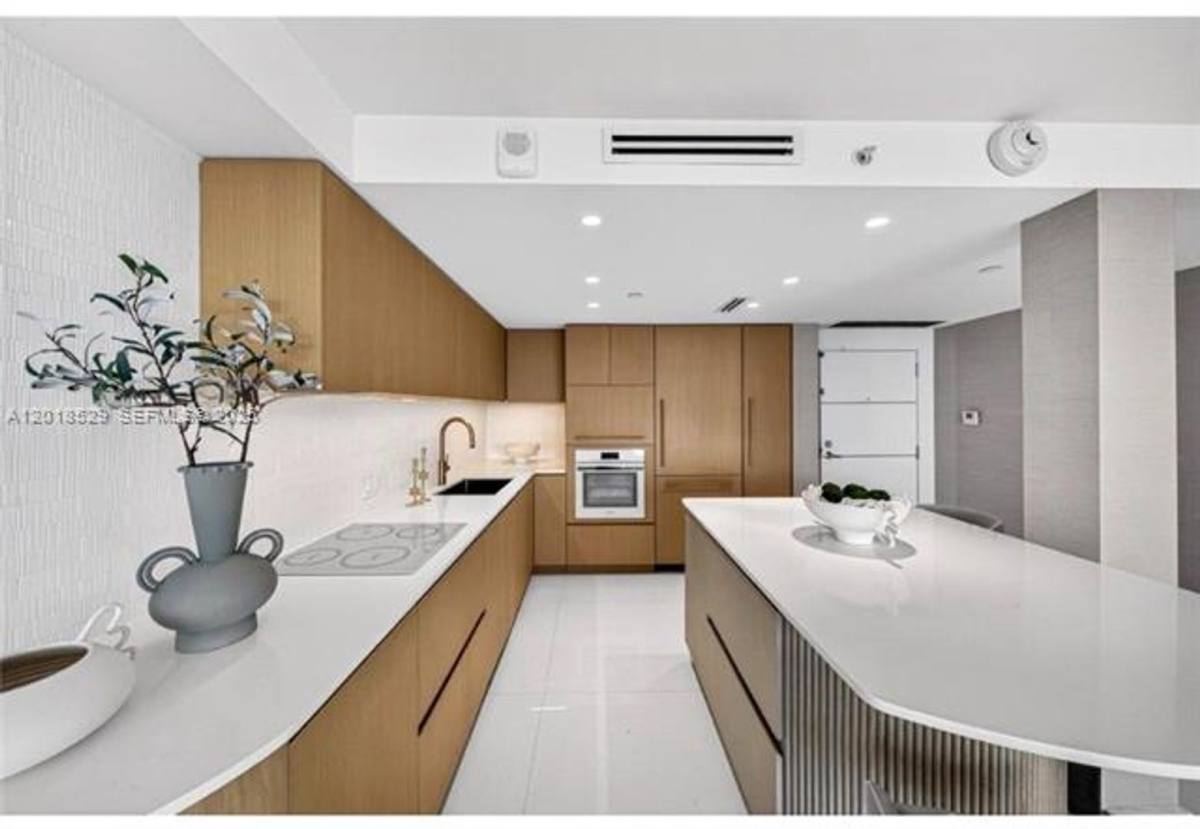 Apartment for rent at 400 S Pointe Dr, Miami Beach, FL 33139