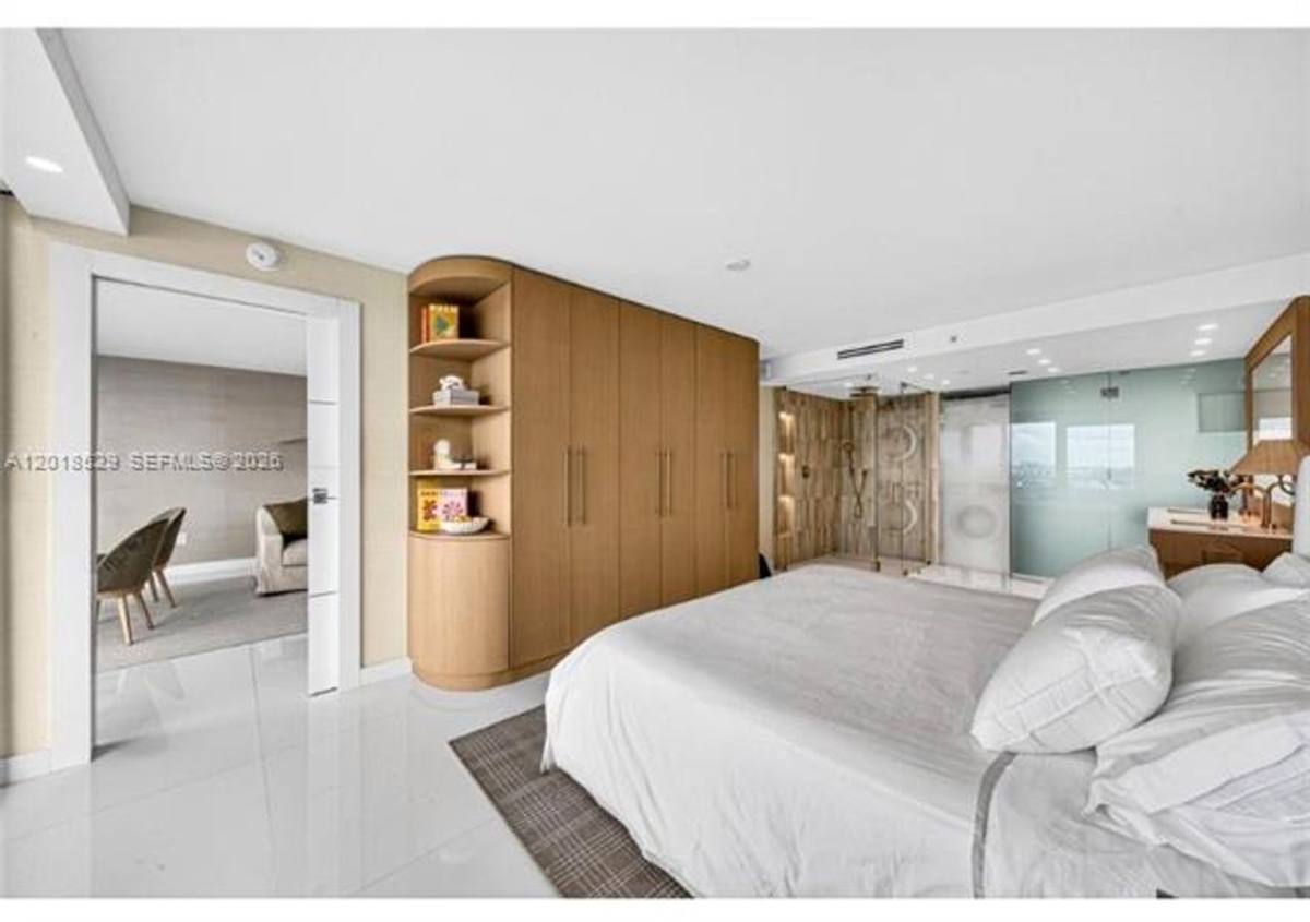 Apartment for rent at 400 S Pointe Dr, Miami Beach, FL 33139
