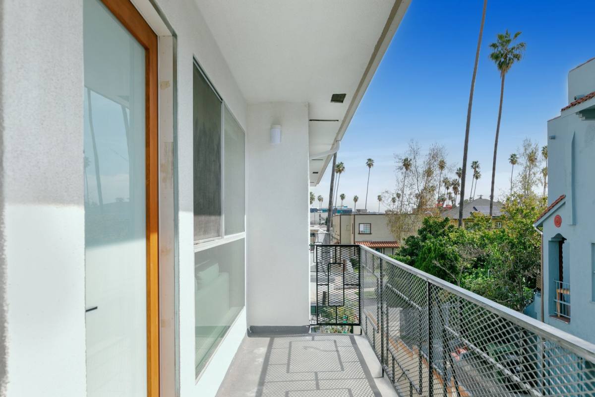 Apartment for rent at 221 N Catalina St, Los Angeles, CA 90004