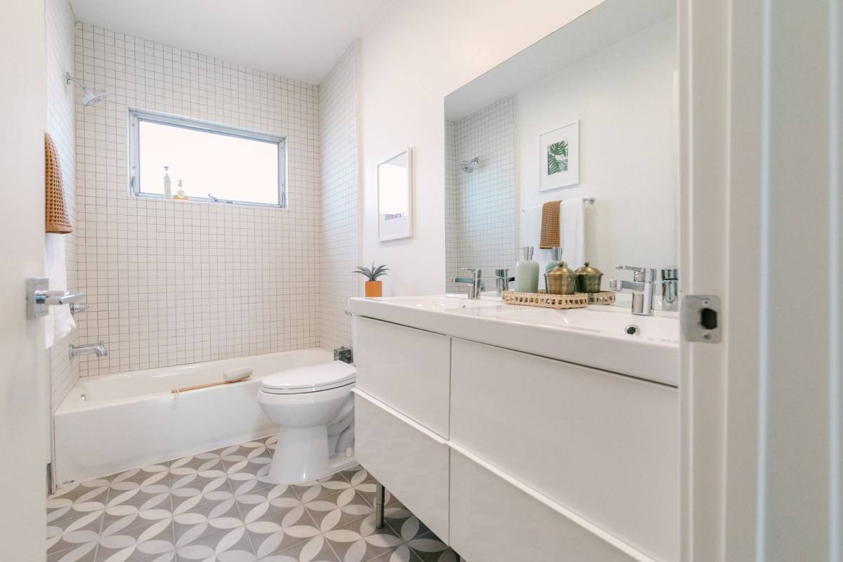 Apartment for rent at 221 N Catalina St, Los Angeles, CA 90004