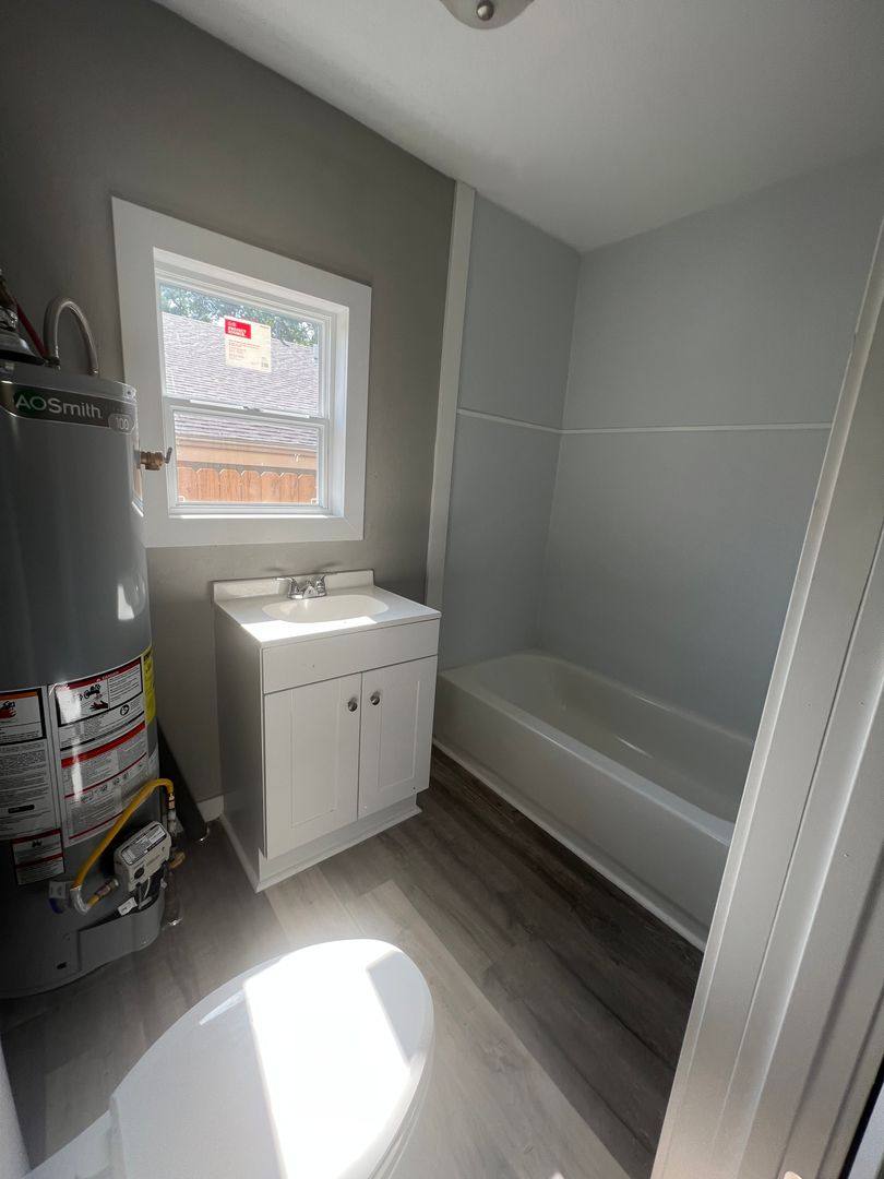 House for rent at 2142 W Chestnut St, Springfield, MO 65802