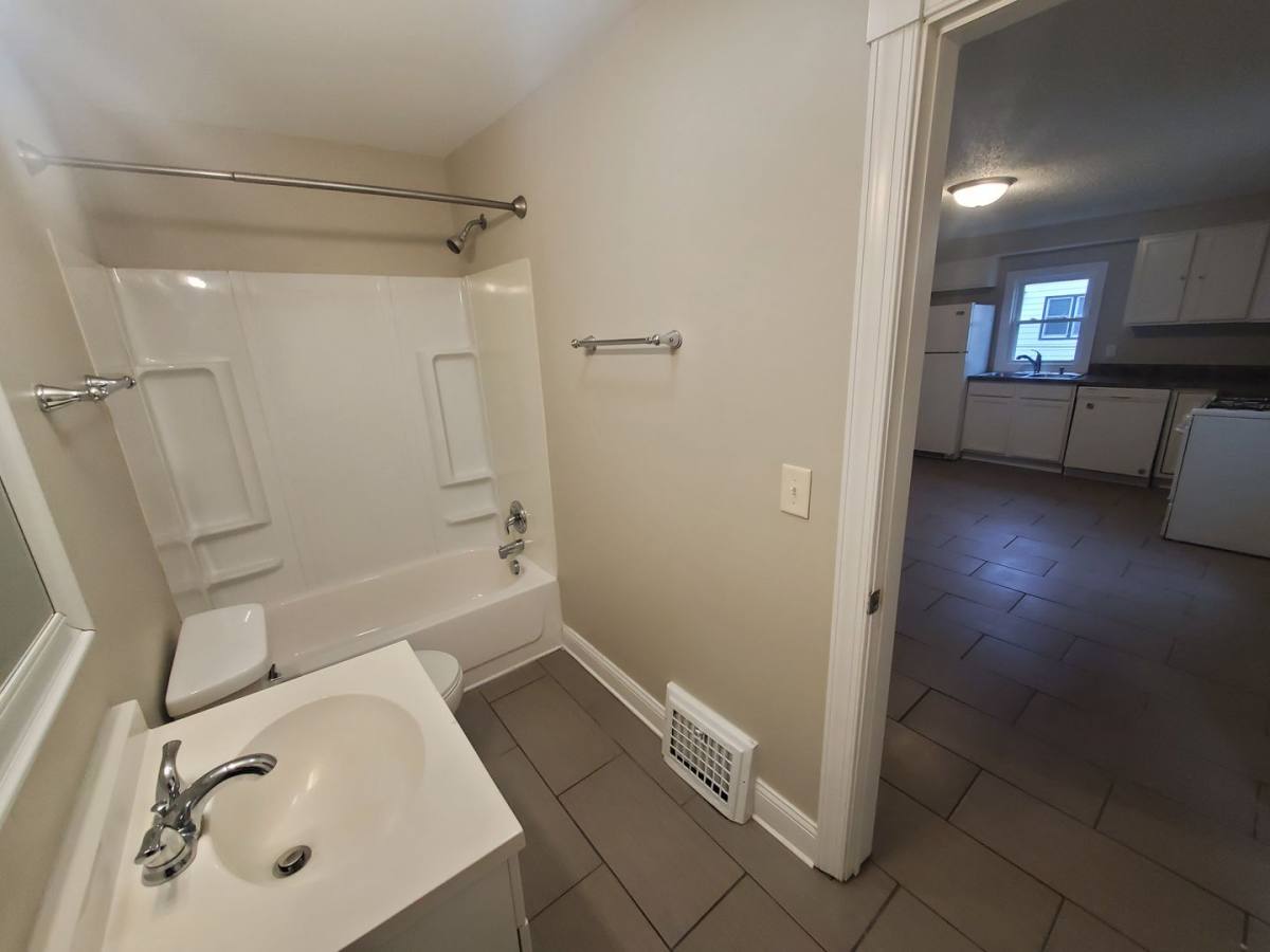 240 E Dunham Ave, Des Moines, IA 50315 - House for Rent - Image 10