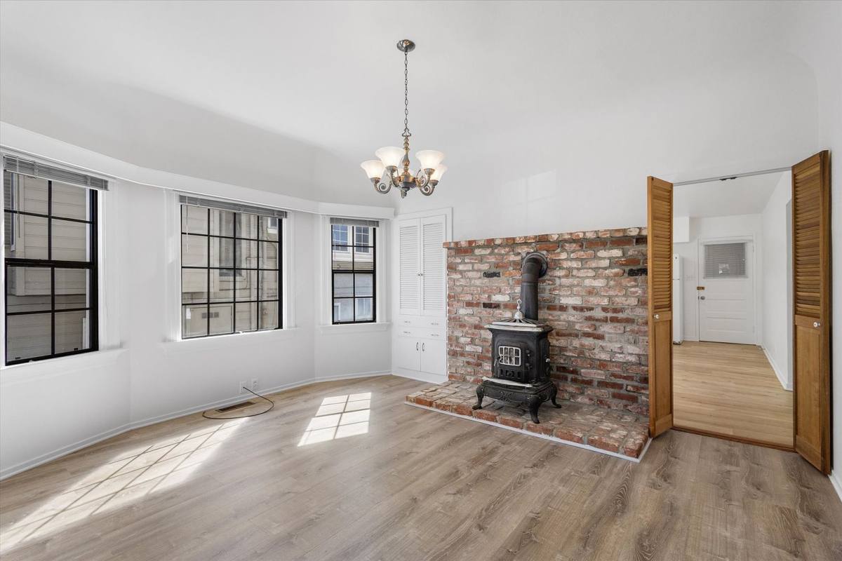 Apartment for rent at 1087 Park Ave, Alameda, CA 94501