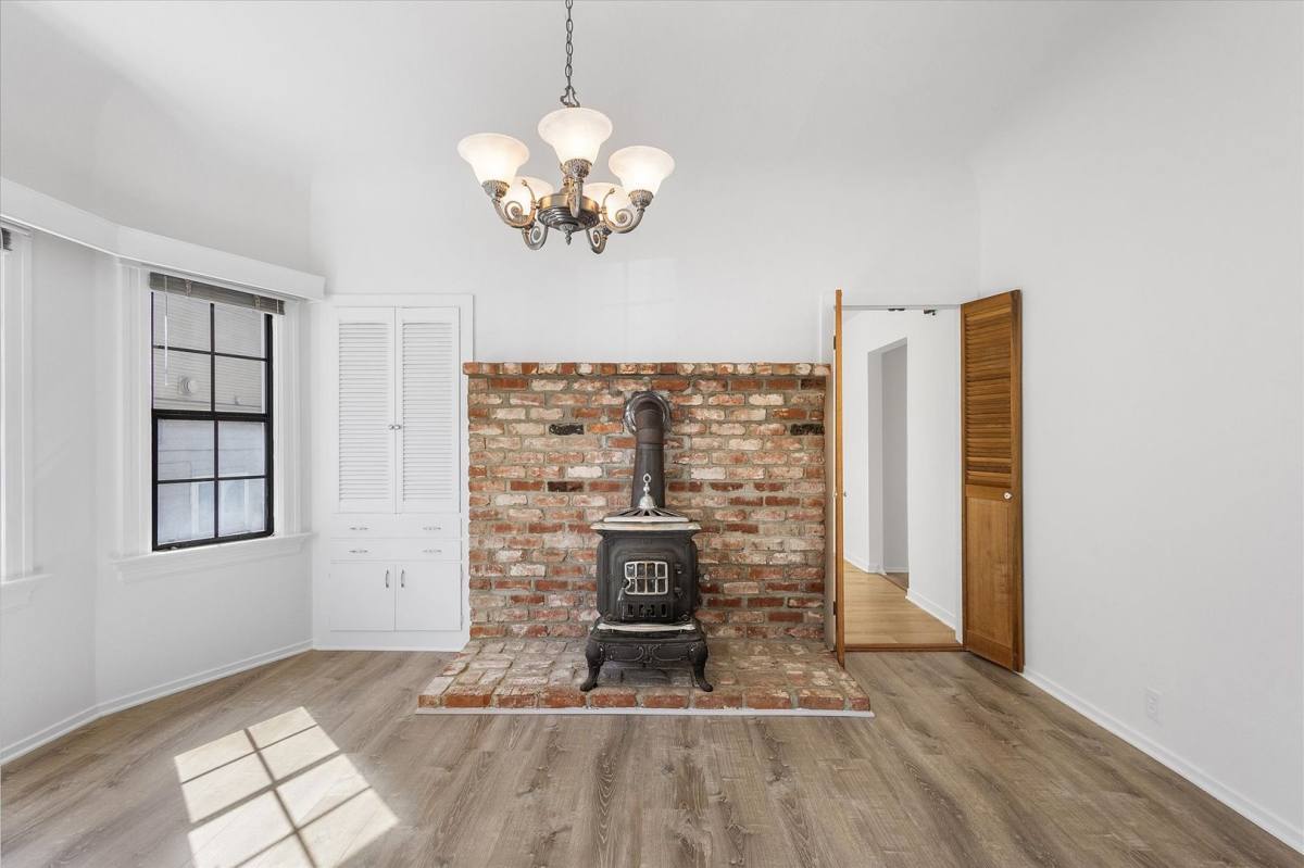 Apartment for rent at 1087 Park Ave, Alameda, CA 94501