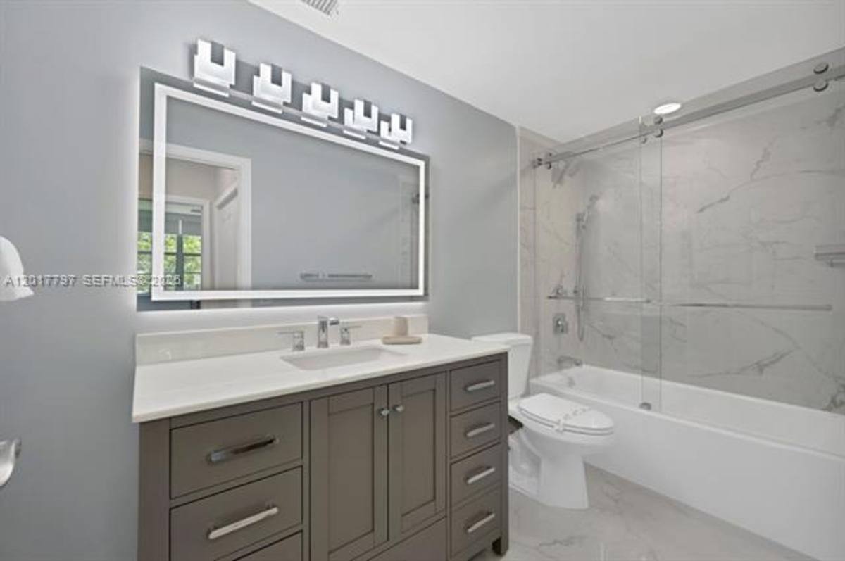 Apartment for rent at 19601 E Country Club Dr, Miami, FL 33180