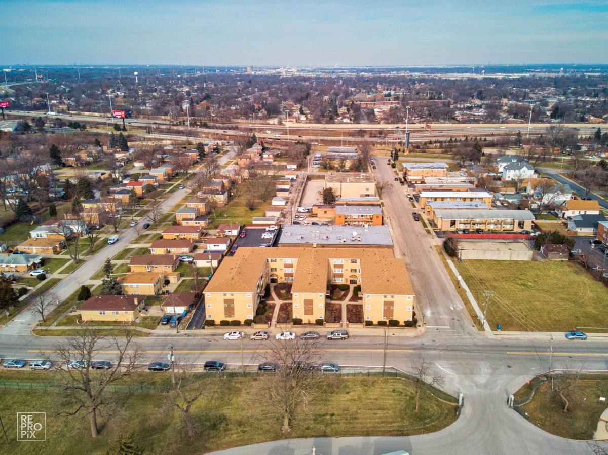 Apartment for rent at 5000 Harrison St, Hillside, IL 60162