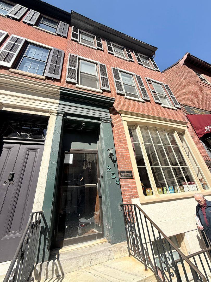 Apartment for rent at 252-254 S 16th St, Philadelphia, PA 19102