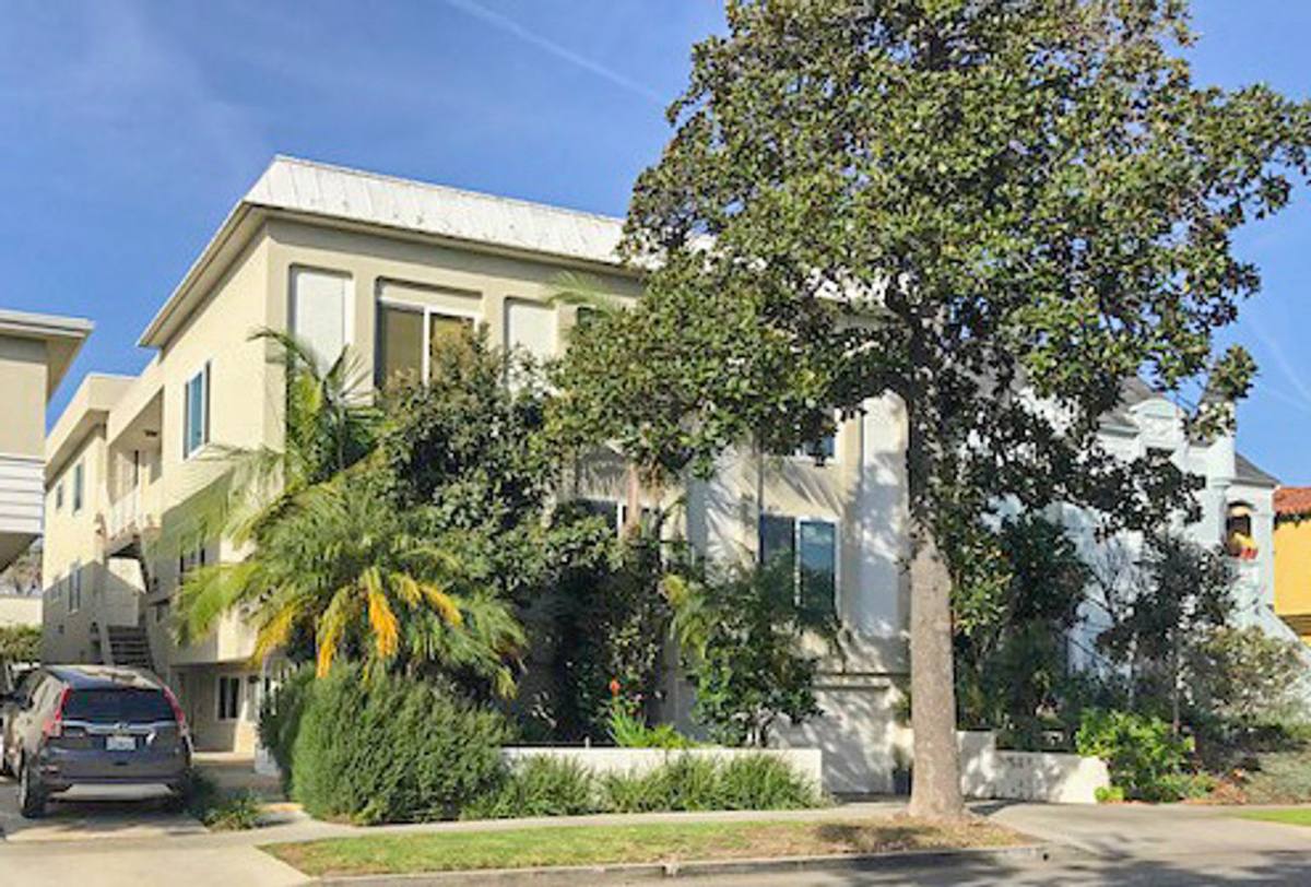 Apartment for rent at 309 S Doheny Dr, Beverly Hills, CA 90211