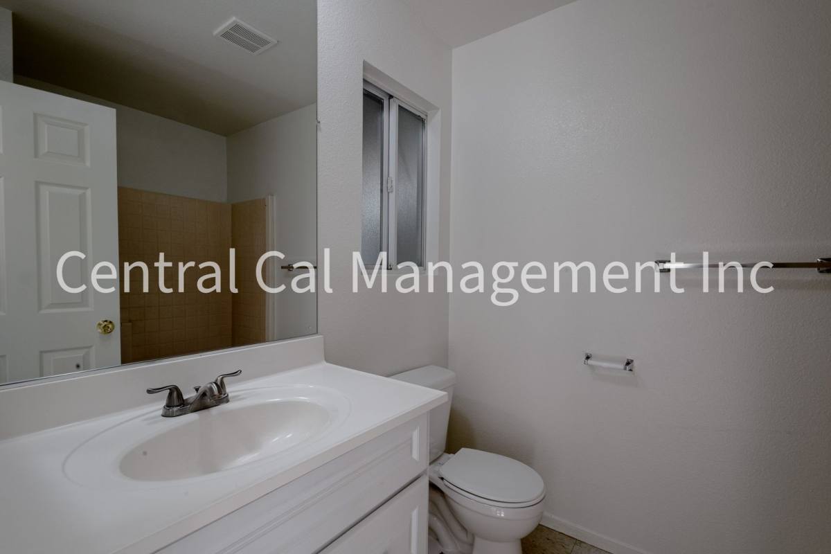 Apartment for rent at 1736 Inyo St, Delano, CA 93215