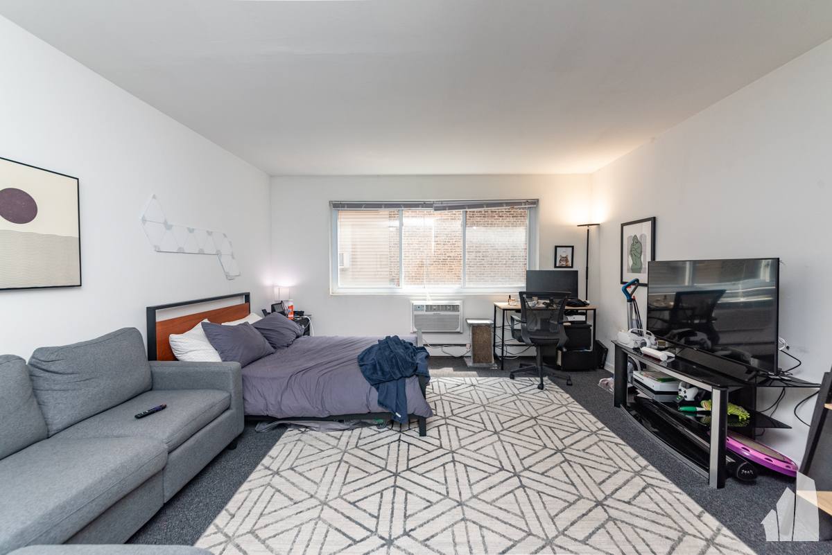 Apartment for rent at 520 W Aldine Ave #509, Chicago, IL 60657