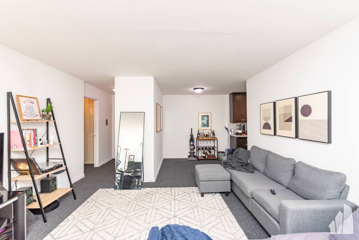 Apartment for rent at 520 W Aldine Ave #509, Chicago, IL 60657