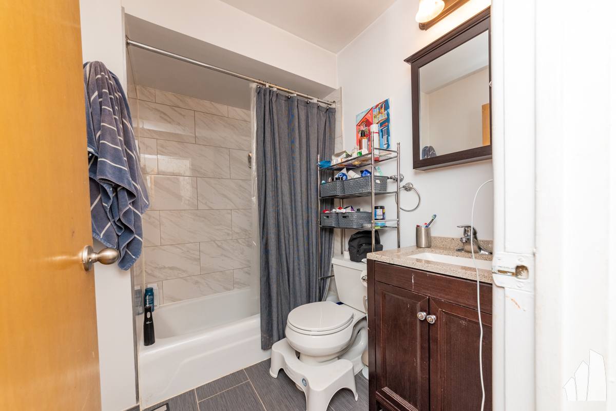 Apartment for rent at 520 W Aldine Ave #509, Chicago, IL 60657