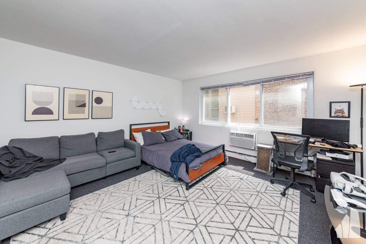 Apartment for rent at 520 W Aldine Ave #509, Chicago, IL 60657