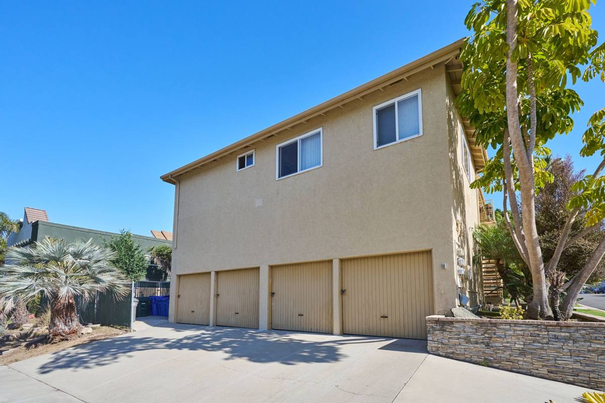 Apartment for rent at 301 Carnelian St, Redondo Beach, CA 90277