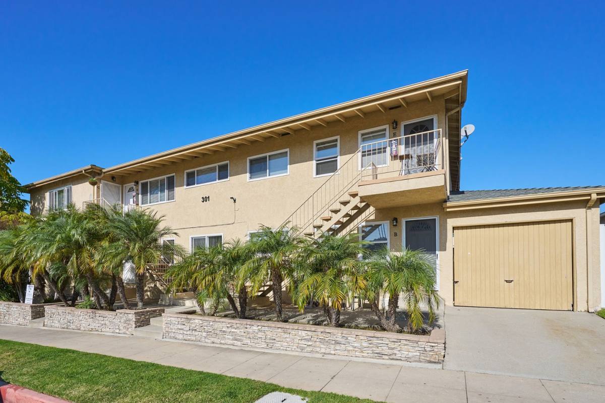 Apartment for rent at 301 Carnelian St, Redondo Beach, CA 90277